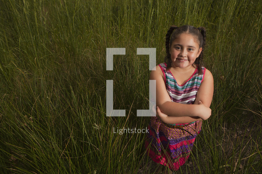 girl child smiling in a field