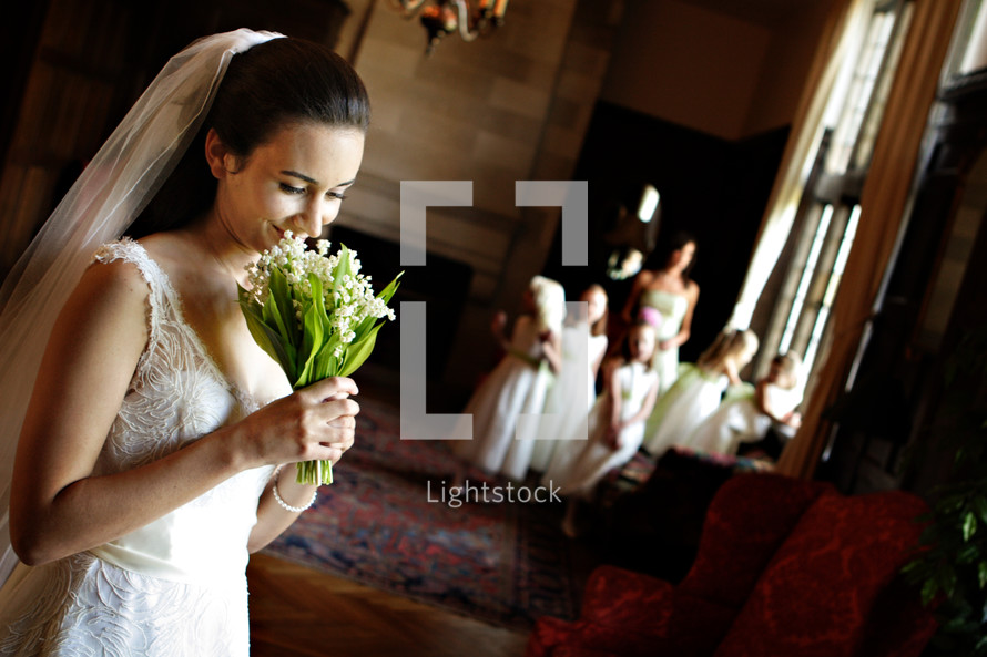 bride holding flowers - wedding party 