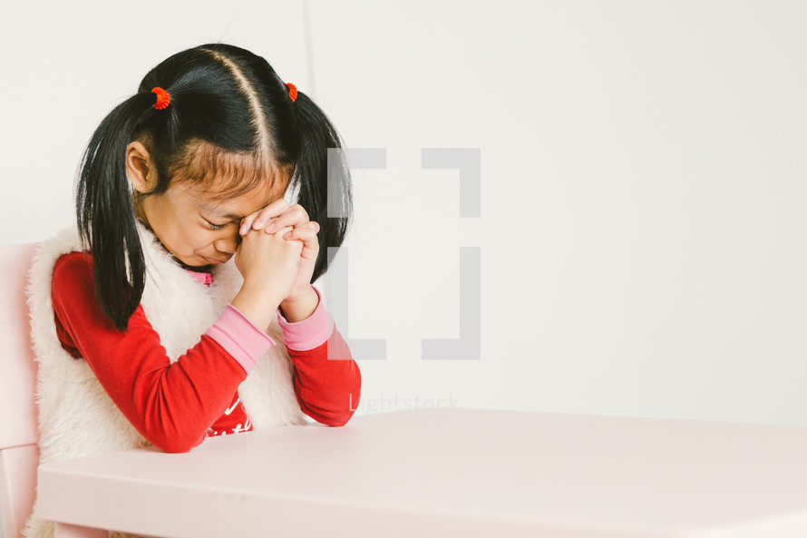 girl praying 