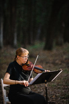 woman playing a violin at a wedding 
