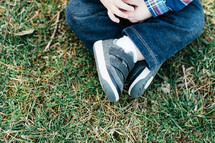 toddler feet in grass