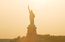 silhouette of the statue of liberty 