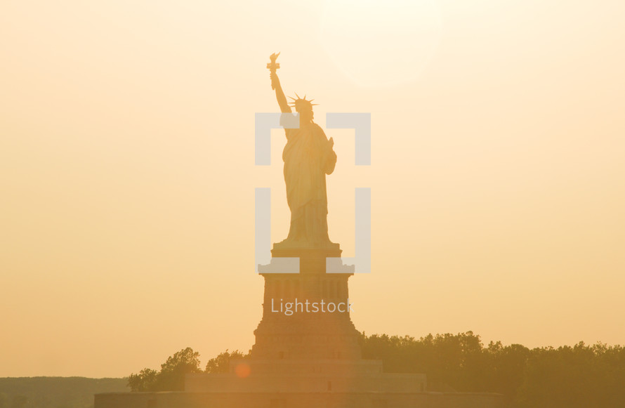 silhouette of the statue of liberty 
