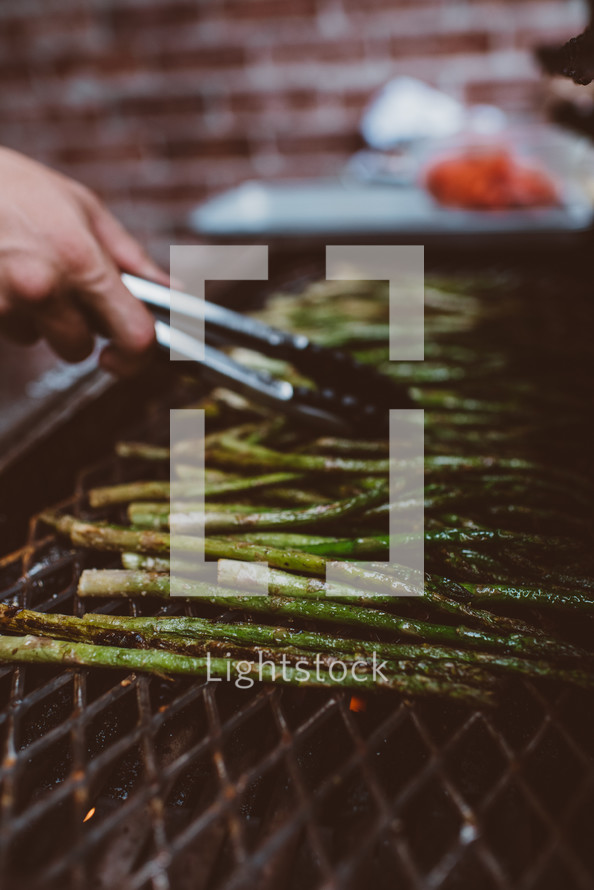 cooking asparagus on the grill 