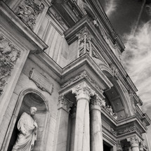 statues and columns on building in Italy 