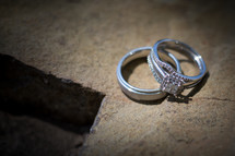 wedding rings on stone 