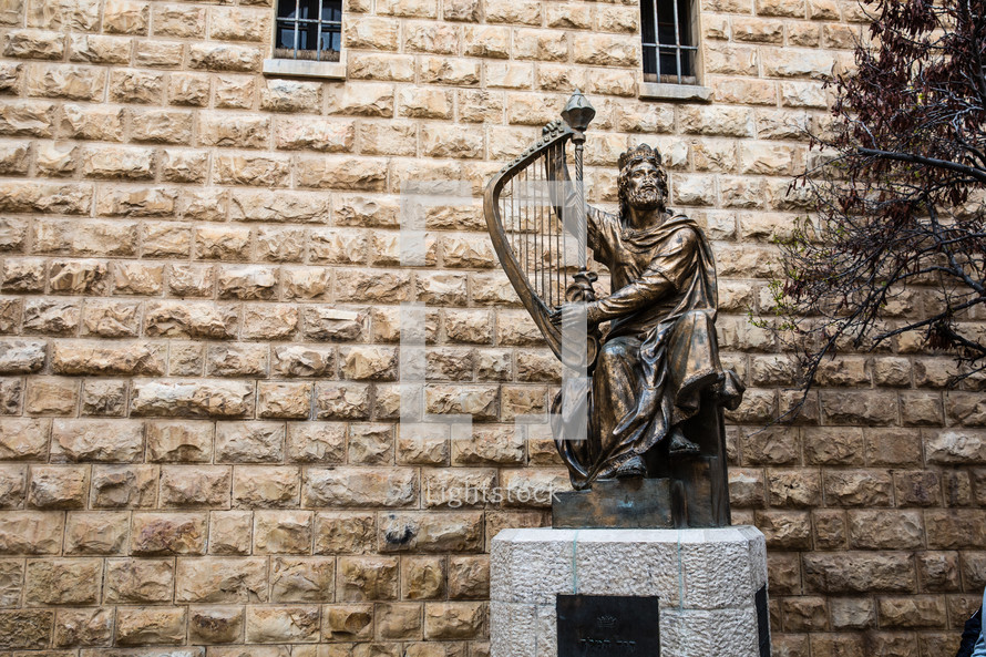 statue playing a harp in Jerusalem 