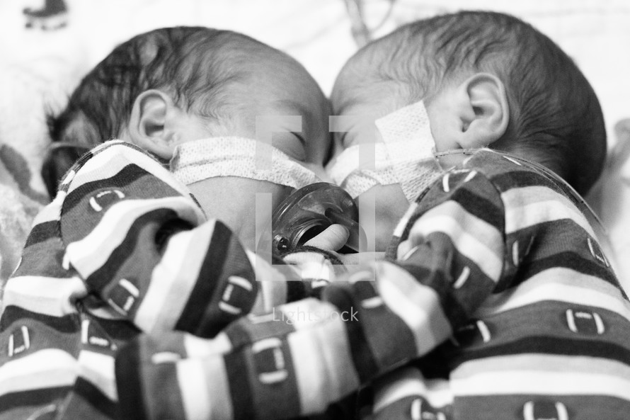 newborn twins with breathing tubes 