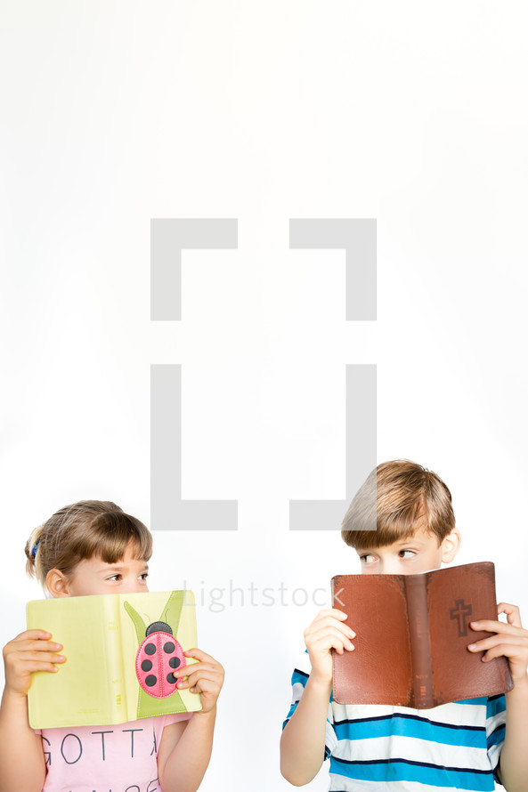 kids reading Bibles 