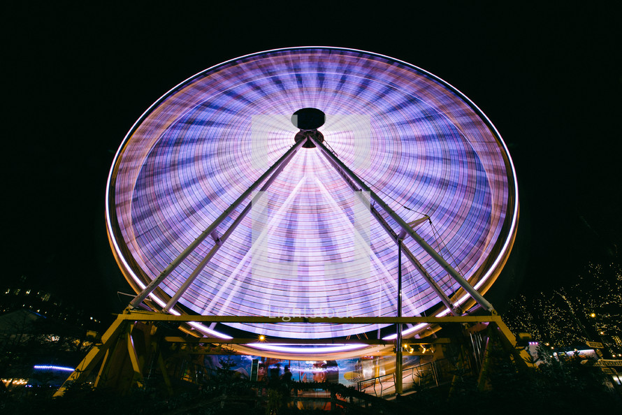 lights on an amusement park ride 