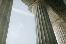 columns in the Lincoln Memorial 