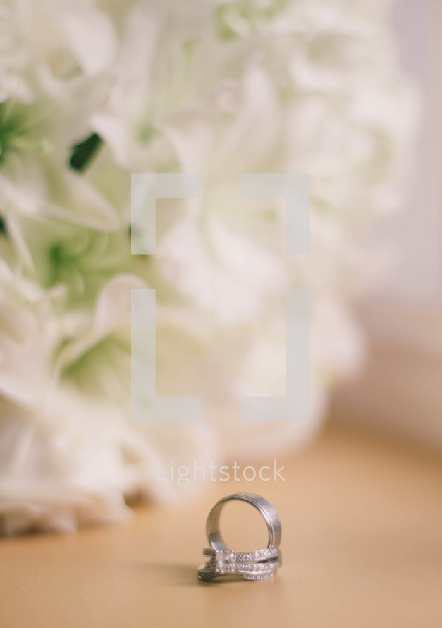 white roses and wedding rings 