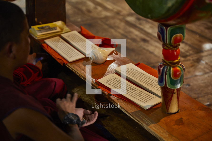 buddhist monks praying 