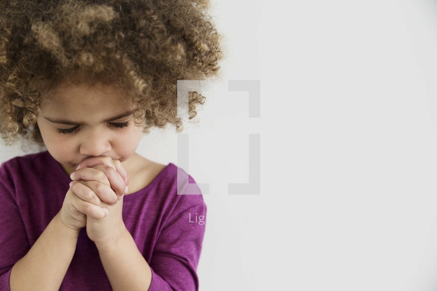 girl child praying 