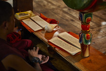 buddhist monks praying 