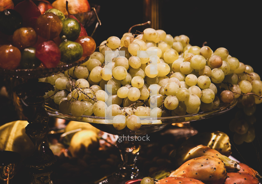 grapes in a bowl 