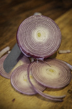 sliced red onion 