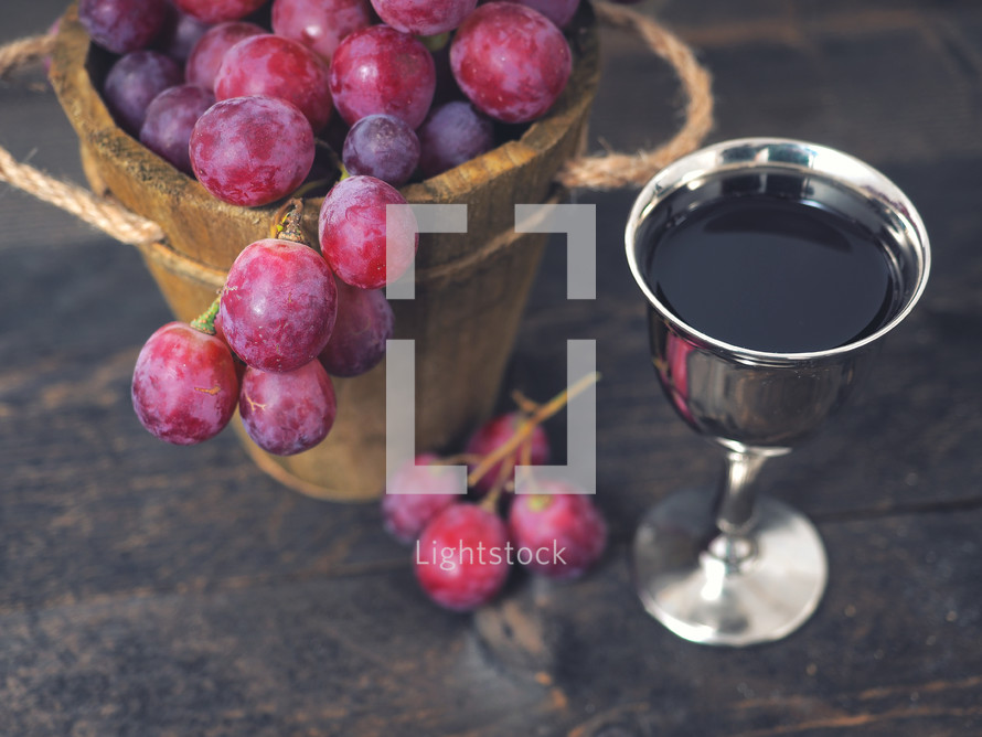 red grapes and wine 