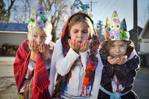 children dressed as the three kings blowing glitter 