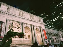 lion statue in front of the New York Public Library decorated for Christmas 