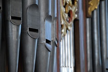 Organ with organ pipes.