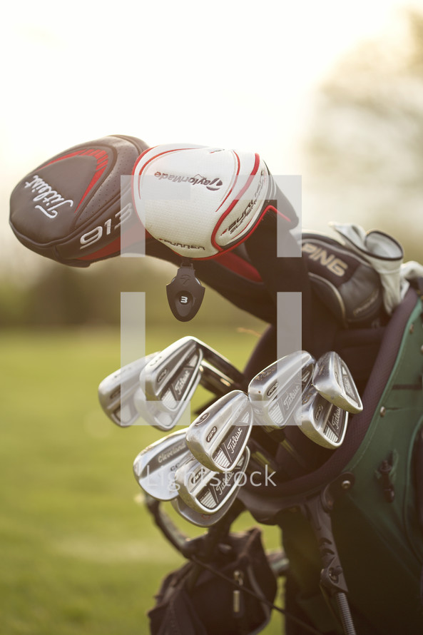 golf clubs in a golf bag 