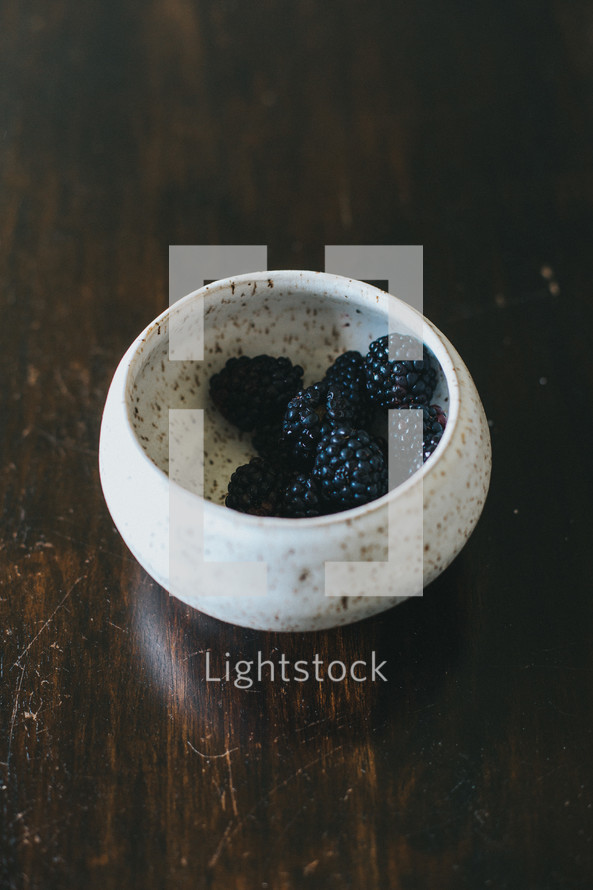 blackberries in a bowl 