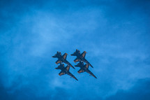 jets flying in formation 