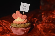 Cupcake for my sweetheart with a sign saying: FOR YOU