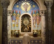 monstrance with host at an altar 