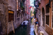 a couple hugging in Venice 