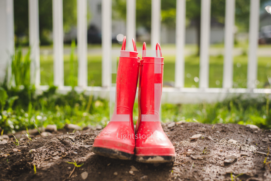 red rain boots 