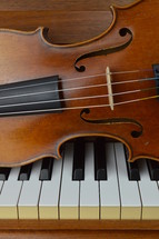 violin on a piano 