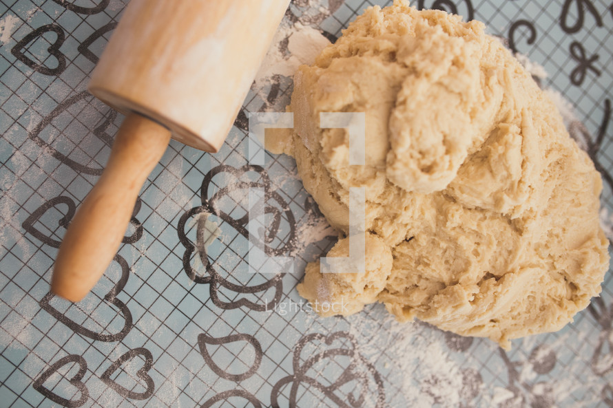 rolling pin and cookie dough 