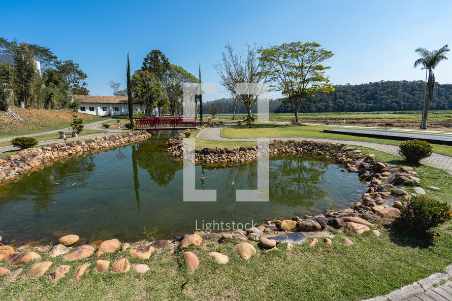 Ribeirão Pires, SP Brazil. August 29, 2024.Beautiful Bridge and pond in the Oriental  Park. Milton Marinho De Moraes.