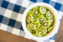 bowl of sliced kiwi fruit 
