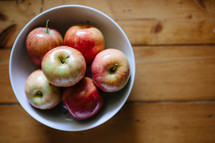 apples in a bowl 