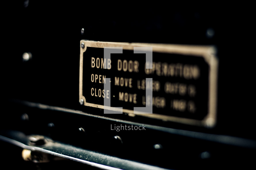 Bomb door operation sign