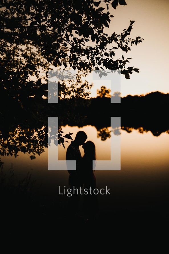 silhouette of a couple at sunset 