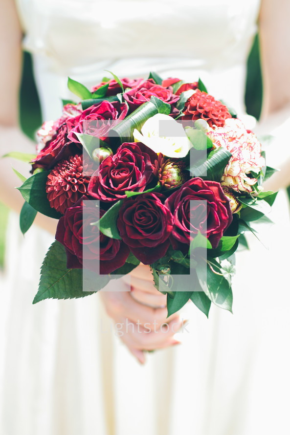 bride holding a bouquet of flowers 