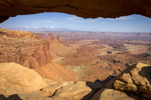 Mesa arch overlooking a canyon.
