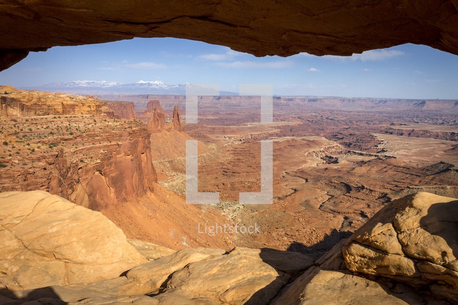 Mesa arch overlooking a canyon.