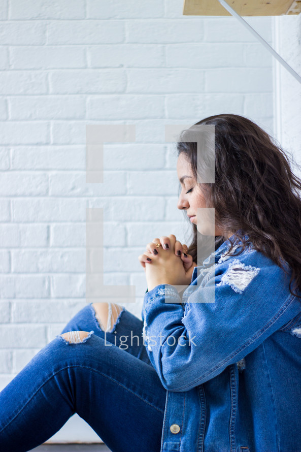 teen girl praying 