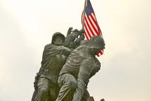 Picture of the monument of soldiers raising the American flag