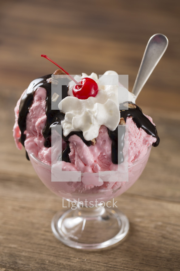 strawberry ice cream sundae 