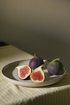 figs on a plate 