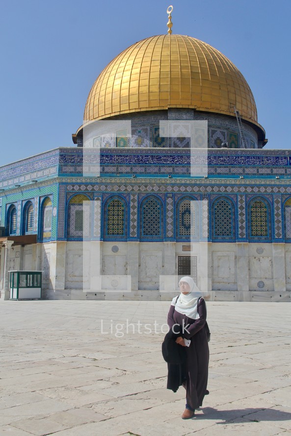 Muslim woman in front of the Dome of the Rock Mosque, Jerusalem