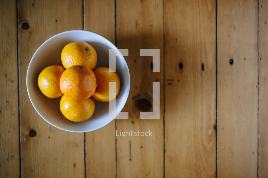 oranges in a bowl 