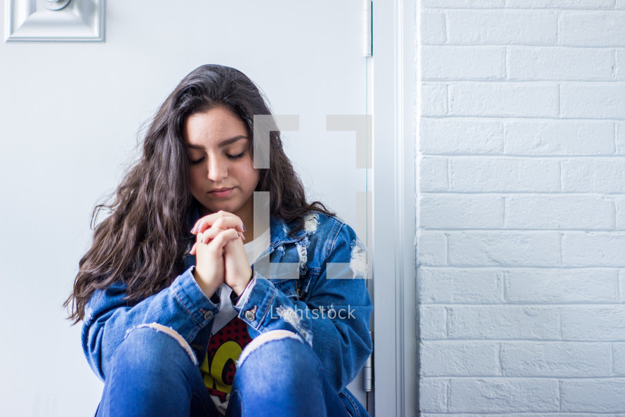 a teen girl praying 