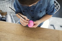 children decorating Easter eggs 